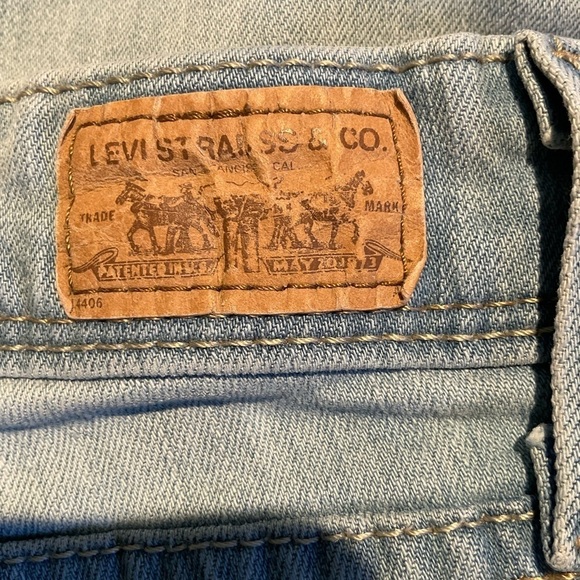 Woman's Levi's Shaping Capri Light Wash Classic Denim Jeans - Picture 11 of 17